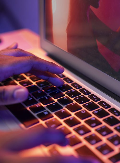 cerrar en manos escribiendo en el teclado