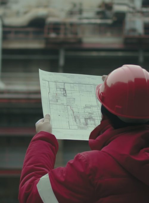 retrato de un ingeniero masculino trabajando en el campo para la celebracion del dia de los ingenieros